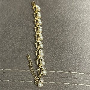 NWOT Elegant Gold and Pearl Bracelet